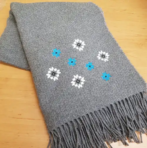 Rahvusliku tikandiga villane pleed