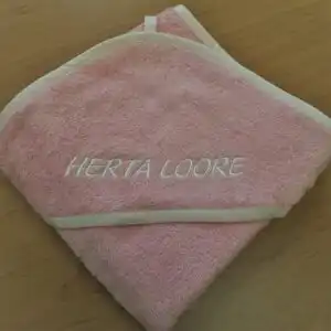 Beebiroosa kapuutsiga vannirätik