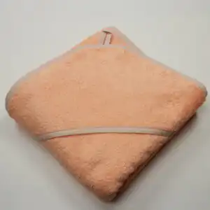 Kapuutsiga vannirätik virsik