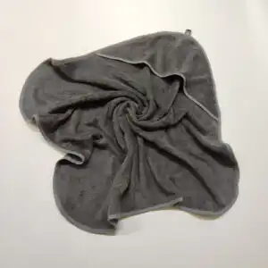 Tumehall kapuutsiga vannirätik