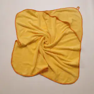 Päikesekollane kapuutsiga vannirätik