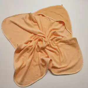 Kapuutsiga vannirätik virsik