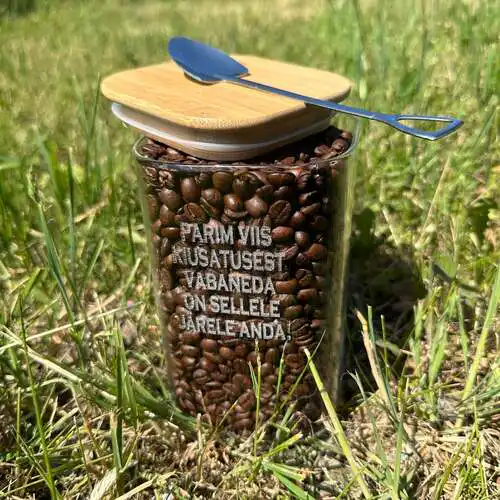 Kohvi oad graveeritud klaas anumas, väike lusikalabidas