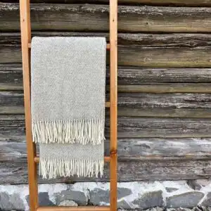 Helehall pleed redelil, puit seina taustal