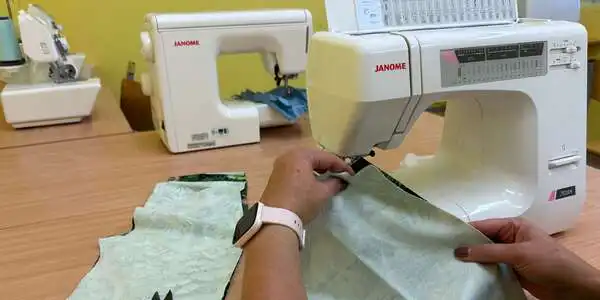 Õmblusklass, õmblusmasinad, naine õmblemas