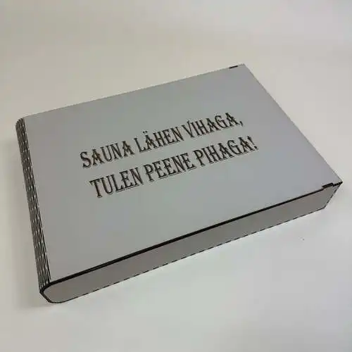 Laserlõigatud kinkekarp rätikule "Sauna lähen vihaga, tulen peene pihaga!"