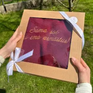 Kingituse karp tikitud pleediga