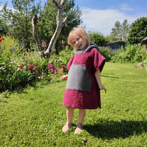 Laste pontšo-Tumepunane/hall