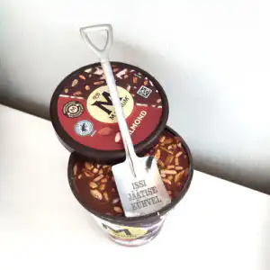 Graveeringuga jäätiselusikas. Kühvli kujulisele lusikale graveeritud tekst. Issi jäätise kühvel